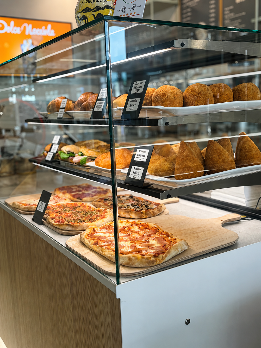 Monteleone Theke mit Arancini, Focaccia und Pinsa